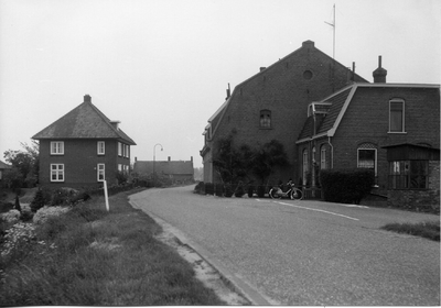 17-15008 Dijk nabij de kerkstoep, uiterst rechts is nog het huisje van de vroegere weegbrug zichtbaar