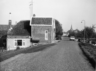 19-15049 Maasdijk gezien in de richting van de Hervormde kerk op de achtergrond.