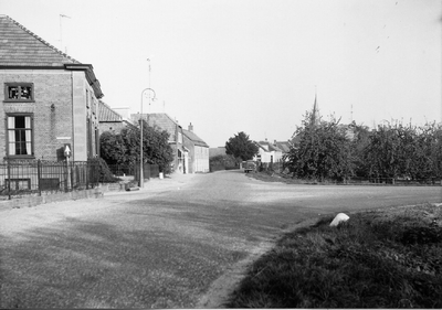19-15051 Rechts de aansluiting met de Maasweg. Op de achtergrond de toren van de Hervormde kerk.