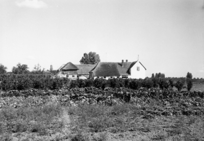 20-15002 Zicht richting Voorstraat met op achtergrond de katholieke Kerk.