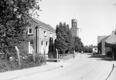 20-15008 Straatgezicht met met op achtergrond katholieke Kerk.