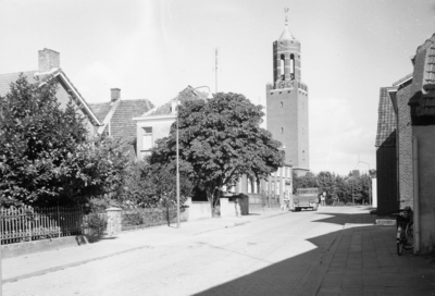 20-15009 Straatgezicht met katholieke Kerk.