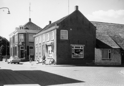 20-15013 Straatgezicht hoek Kapelstraat met café Verhoeven en winkel Cees van Heijningen.