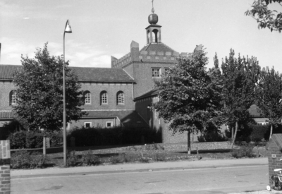 20-15016 Zicht vanaf het voormalige klooster op de katholieke Kerk.