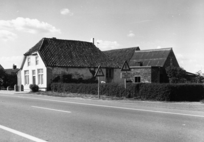 20-15020- Straatgezicht vanaf hoek met Kapelstraat richting Hedel.