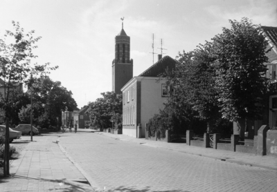 20-15030 Straatgezicht met rechts katholieke Kerk.