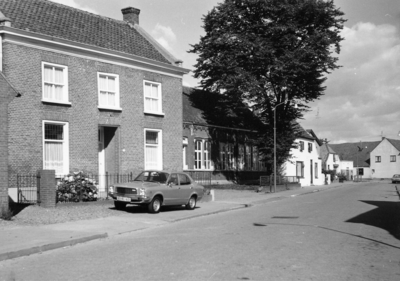 20-15035 Straatgezicht met links in het midden (links van de boom) de katholieke jongensschool.