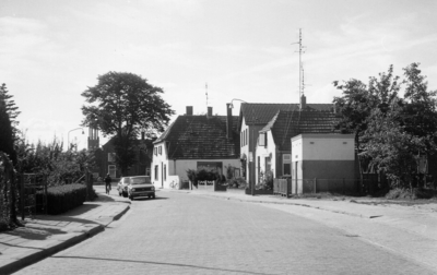 20-15039 Straatgezicht. Rechts transformatorhuisje van de Provinciale Geldersche Electricteitsmaatschappij (PGEM).