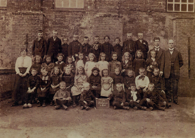 21-123 Schoolfoto: groep 2. Opname bij de Nederlands-hervormde kerk in Kerkwijk, met uiterst rechts meester Bronkhorst