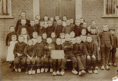 21-131 Schoolfoto: openbare lagere school, groep ?. Achterste rij vlnr: 1. Meester D.J. Bruil, 2-3. Onbekend, 4. Koosje ...