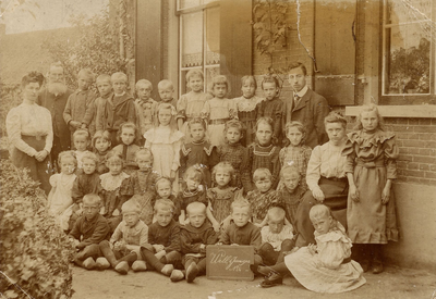 21-135 Schoolfoto: openbare lagere school, groep 4. Achterste rij vlnr: 1. Meester D.J. Bruil, 2. Peer Groeneveld LFz., ...