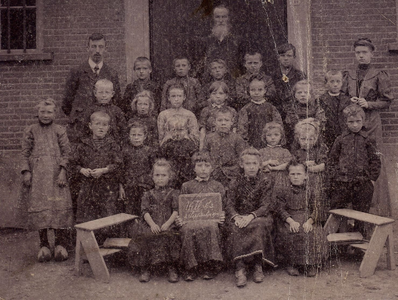 21-136 Schoolfoto: openbare lagere school, groep 3. Achterste rij vlnr: 1. Meester D.J. Bruil. Tweede rij vlnr: 1. ...