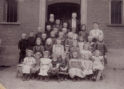 21-137 Schoolfoto: openbare lagere school, groep 3. Achterste rij vlnr: 1. Meester D.J. Bruil, 2. Hen Versfeld, 3. ...