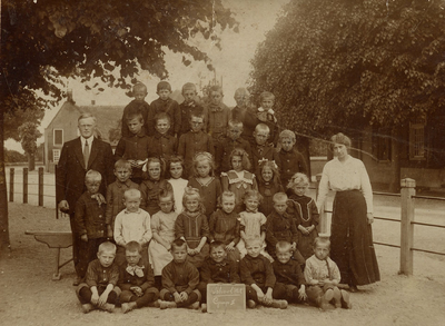 21-140 Schoolfoto: openbare lagere school, groep 2. Achterste rij vlnr: 1. Marinus Rooijens (Banko), 2. Onbekend, 3. ...