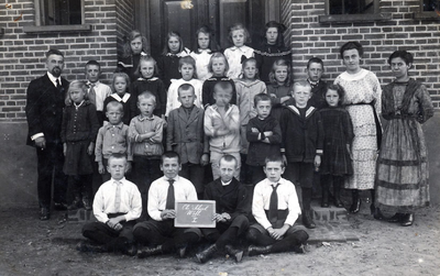 21-142 Schoolfoto: christelijke lagere schoo, groep 1l. Achterste rij vlnr: 1. Driekske Wijburg (van Loon) Hubd., 2. ...