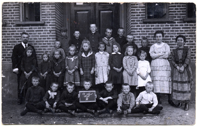 21-143 Schoolfoto: christelijke lagere school, groep 3. Achterste rij vlnr: 1. Marinus Struijk Az., 2. Rien Rooijens ...
