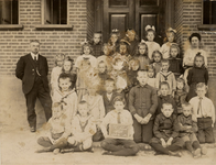 21-144 Schoolfoto: christelijke lagere school, groep 1. Achterste rij vlnr: 1. Aartje Kraaij (v.d. Mooren) Cd., 2. Nel ...