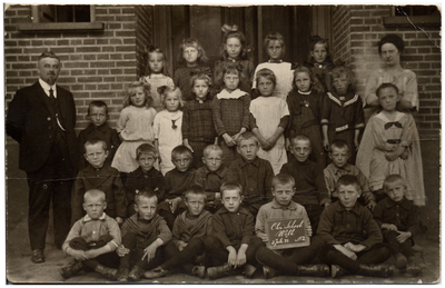 21-145 Schoolfoto: christelijke lagere school, groep 2. Achterste rij vlnr: 1. Huibertje Groeneveld Gijsd., 2. Jans ...