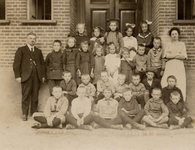 21-146 Schoolfoto: christelijke lagere school, groep 3. Achterste rij vlnr: 1. Gerrie Colderie, 2. Sientje Rooijens (de ...