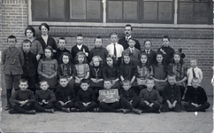 21-147 Schoolfoto: christelijke lagere school, groep 2. Achterste rij vlnr: 1. Juffrouw Admiraal, 2. Juffrouw Six ...