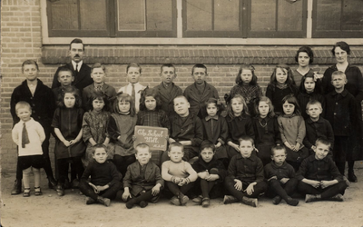 21-148 Schoolfoto: christelijke lagere school, groep 2(?). Achterste rij vlnr: 1. Meester W.G. v.d. Dungen, 2. Juffrouw ...