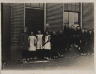 21-152 Schoolfoto: christelijke lagere school, een aantal leerlingen op klompen buiten voor verenigingsgebouw 'Ons ...