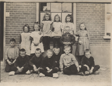 21-153 Schoolfoto: christelijke lagere school, een aantal leerlingen voor verenigingsgebouw 'Ons Huis'een tijdelijk ...