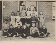 21-153 Schoolfoto: christelijke lagere school, een aantal leerlingen voor verenigingsgebouw 'Ons Huis'een tijdelijk ...