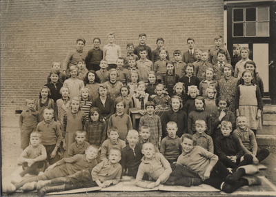 21-154 Schoolfoto: christelijke lagere school. Achterste rij vlnr: 1. Lies van Lopik Elz., 2. Adriaan v.d. Bogert ...