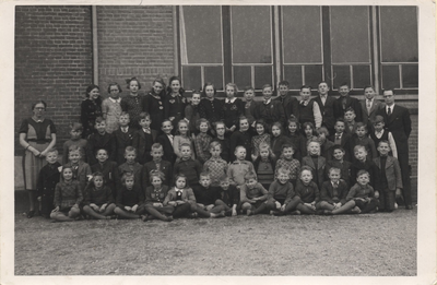 21-155 Schoolfoto: christelijke lagere school. Achterste rij vlnr: 1. Neel Groeneveld (Michels) Pd., 2. Artje van ...