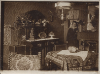 21-160 Juffrouw Admiraal in haar kamer bij J.W. van Loon.
