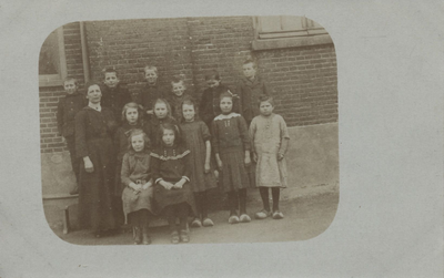 21-162 Schoolfoto: christelijke lagere school, 5e klas. Achterste rij vlnr: 1. Antoon v.d. Bogert Pz., 2. Lies de ...