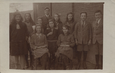 21-165 Schoolfoto: christelijke lagere school, een groep schoolverlaters en hun onderwijzer. Achterste rij vlnr: 1. Bet ...