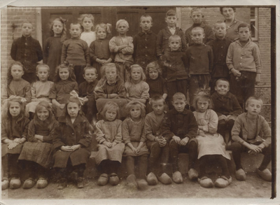 21-166 Schoolfoto: christelijke lagere school. Achterste rij vlnr: 1. Piet Sommeling, 2. Anna van Loon (Robbemondt) ...