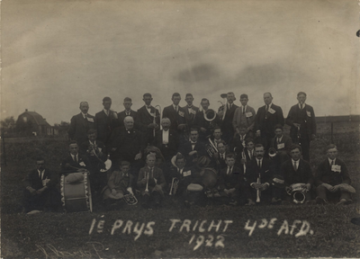 21-167 De leden van muziekvereniging O.B.K. met hun instrument. Achterste rij vlnr: 1. Nadus van Hees, 2. Bert van ...