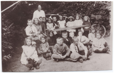 21-170 Schoolfoto: christelijke lagere school, een aantal leerlingen met hun onderwijzeres tijdens een schoolreisje ...