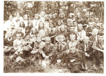 21-171 Schoolfoto: christelijke lagere school, een aantal leerlingen met hun onderwijzers tijdens een schoolreisjel. ...