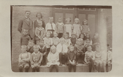 21-173 Schoolfoto: christelijke lagere school, 1e en 2e klas. Achterste rij vlnr: 1. Meester Jansen, 2. Juffrouw ...