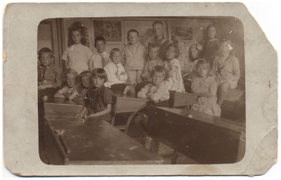 21-174 Schoolfoto: christelijke lagere school, klas ?. Achterste rij vlnr: 1. Marie van Loon (van Driel) Aried., 2. ...