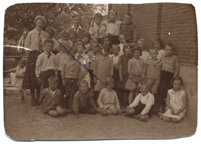 21-175 Schoolfoto: christelijke lagere school. Achterste rij vlnr: 1. Juffrouw Korrelboom, 2. Meester Jansen, 3. Christ ...