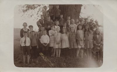 21-178 Schoolfoto: christelijke lagere school. Achterste rij vlnr: 1. Onbekend, 2. Chris de Koning Bz., 3. Karel Bouman ...