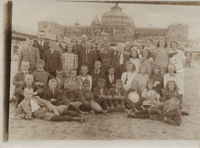 21-179 Schoolfoto: christelijke lagere school, tijdens een schoolreisje naar Scheveningen op de achtergrond is het ...