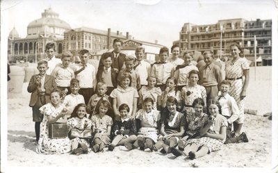 21-180 Schoolfoto: christelijke lagere school, tijdens een schoolreisje naar Scheveningen op de achtergrond is het ...