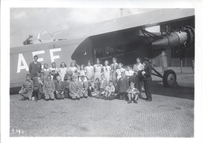 21-188 Schoolfoto: christelijke lagere school, tijdens een schoolreisje naar Schiphol op de achtergrond is een KLM ...