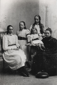 21-230 Baronesse van Slingelandt met haar vier kinderen. Te herkennen zijn: H.M.L. (Louise) van Slingelandt, Arnouda ...