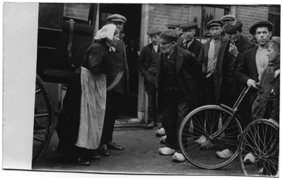 21-231 Gerrit v.d. Bogert (93) door familie en belangstellenden omringd bij het vervullen van zijn stemplicht buiten ...