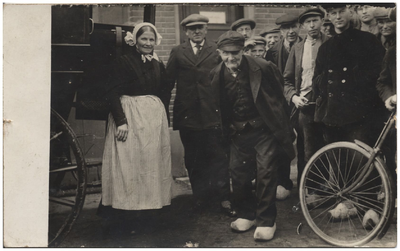 21-232 Gerrit v.d. Bogert (93) omringd door familie en belangstellenden bij het vervullen van zij stemplicht buiten bij ...