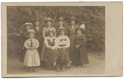 21-245 Negen dames leden van het naaikransje compleet met hoed buiten in een tuin. Achterste rij vlnr: 1. Artje van ...