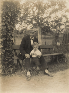 21-301 Albert Bakker Cz. met kind buiten op een bank.