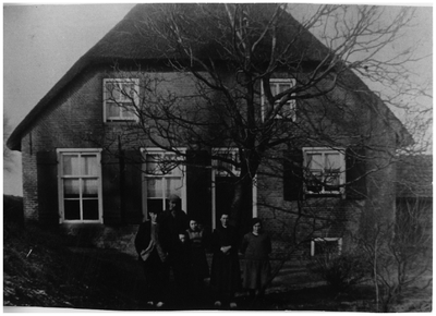 21-305 Vijf personen van de familie Hub Wijburg-van Genderen buiten staand voor een huis.